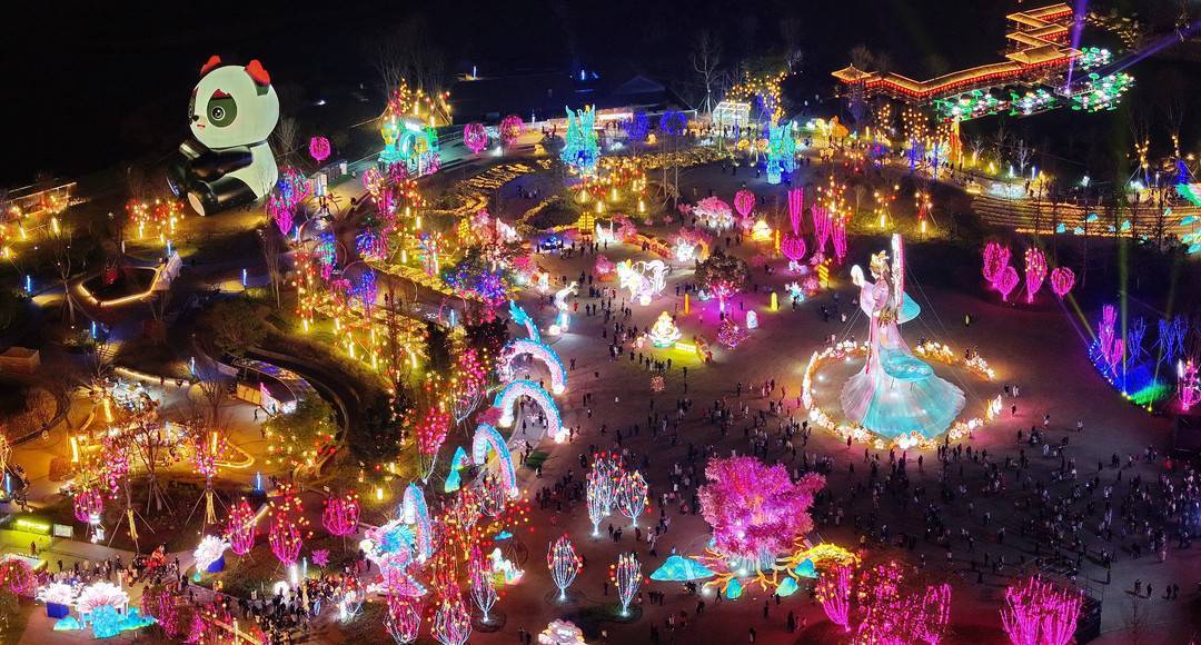 春节假期人气爆棚 成都东安湖首届灯会游人如织年味浓_文化_龙泉驿区