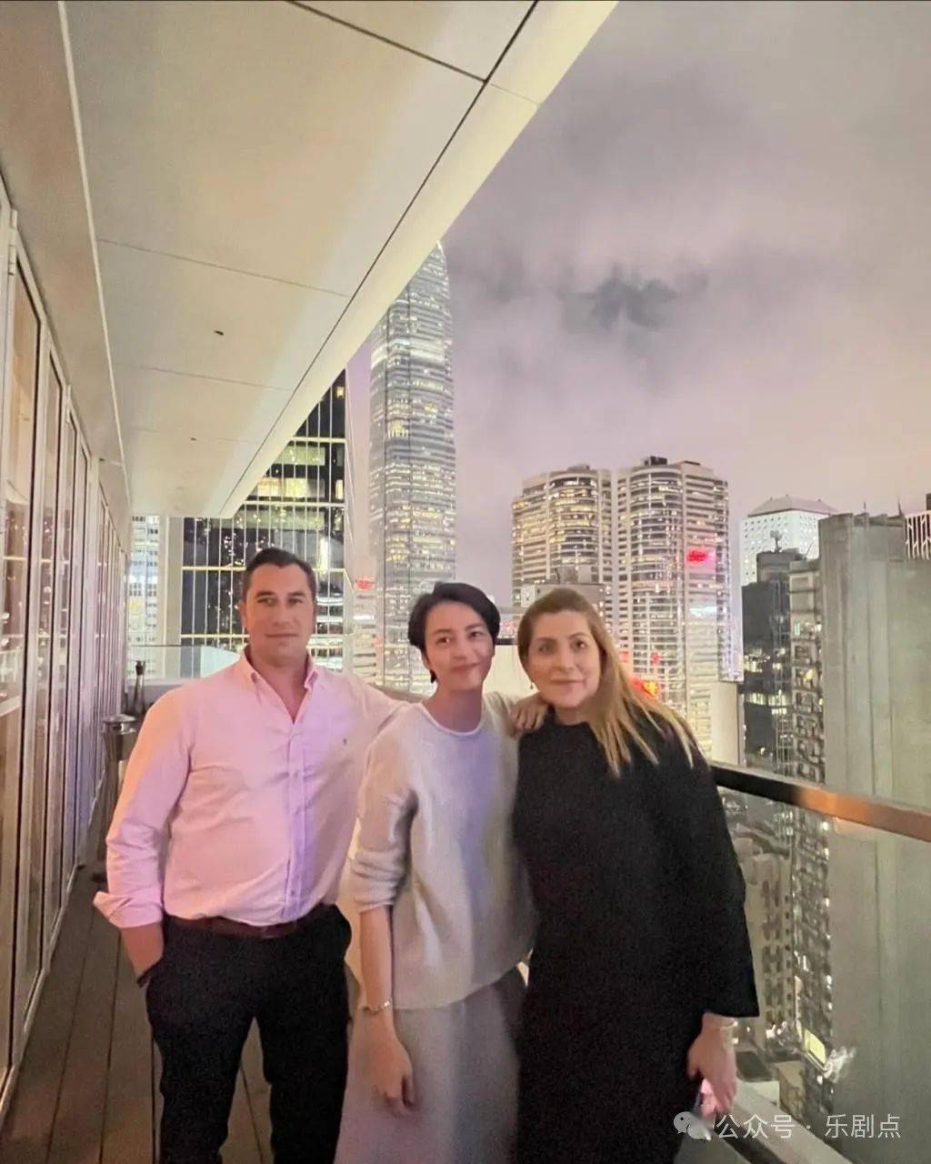梁咏琪化身导游带外籍姑仔夫妇游香港,感情极好似足两姐妹