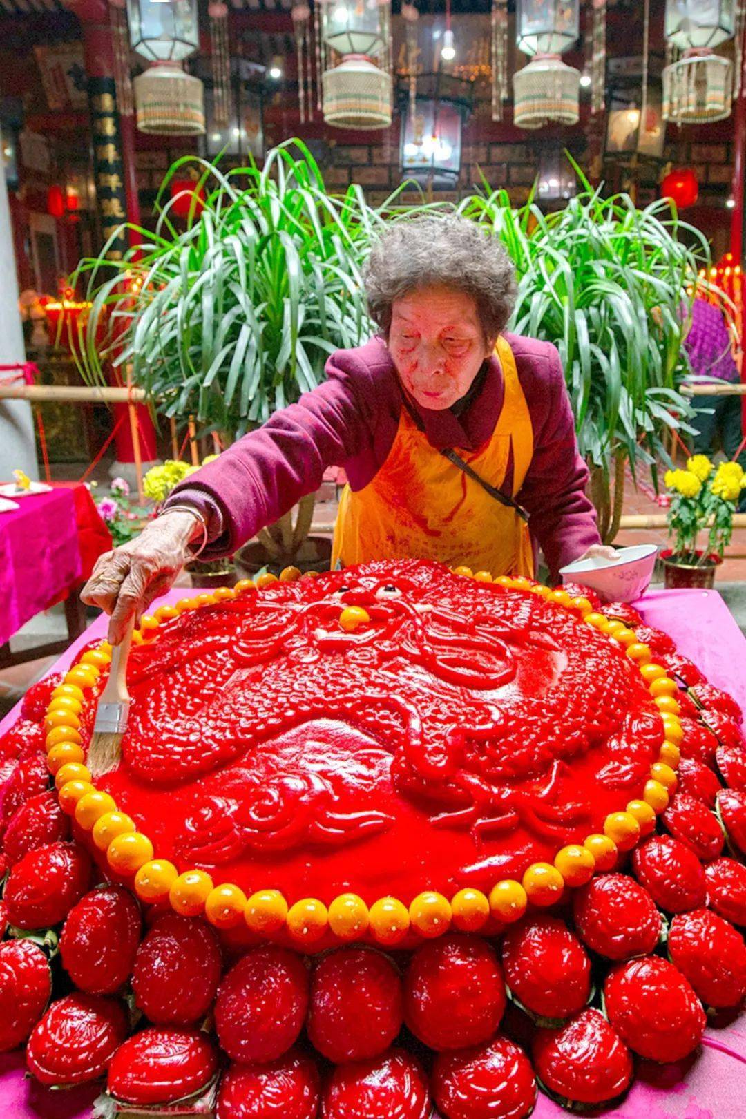 民族团结,福佑中华配上一圈小福桔56个小红团环绕大红团寓意龙年吉祥