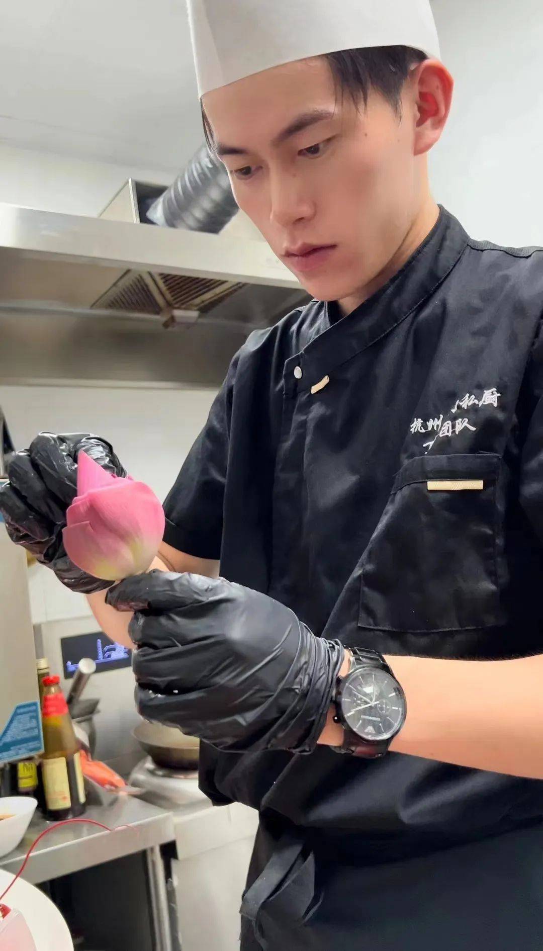 再加汤品和主食;不仅能吃上红烧肉鲍鱼,还有波士顿龙虾和珍宝蟹