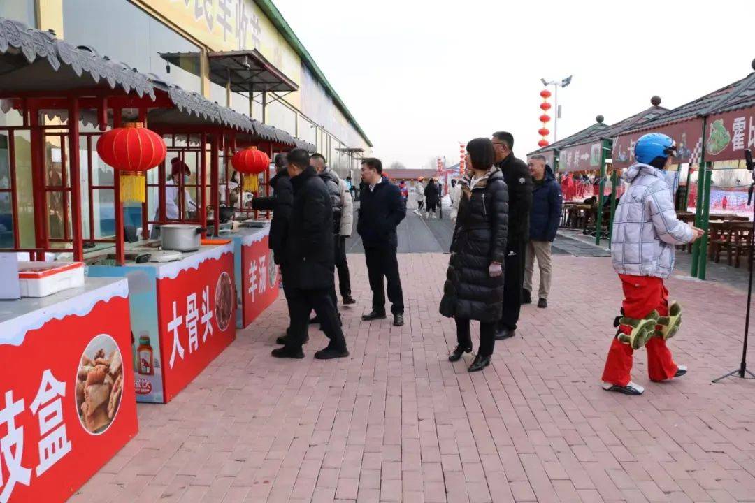 满足不滑雪人群的戏雪需求,并配有餐厅,民宿,超市,奶茶铺子,蓟州特色