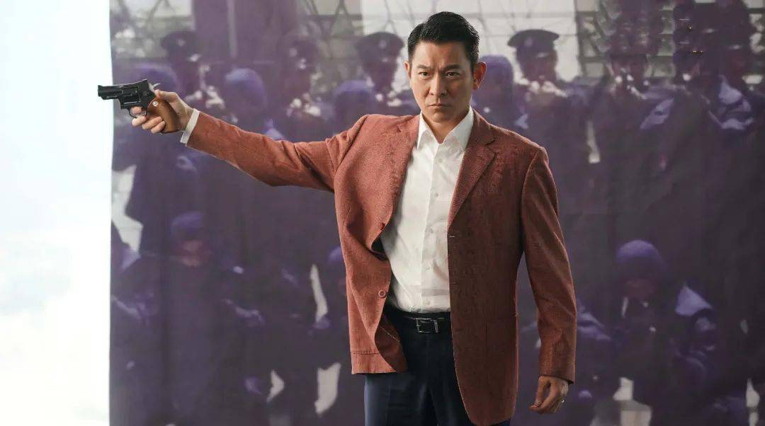 该造型源自刘德华电影《五虎将之决裂》6969华仔在片中饰演刘伟驰