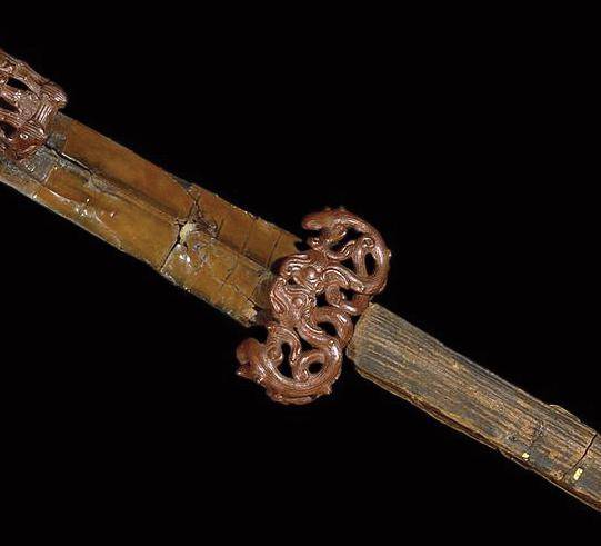 老二睚眦(yá zì),嗜杀喜斗,刻镂于刀环,剑柄吞口.