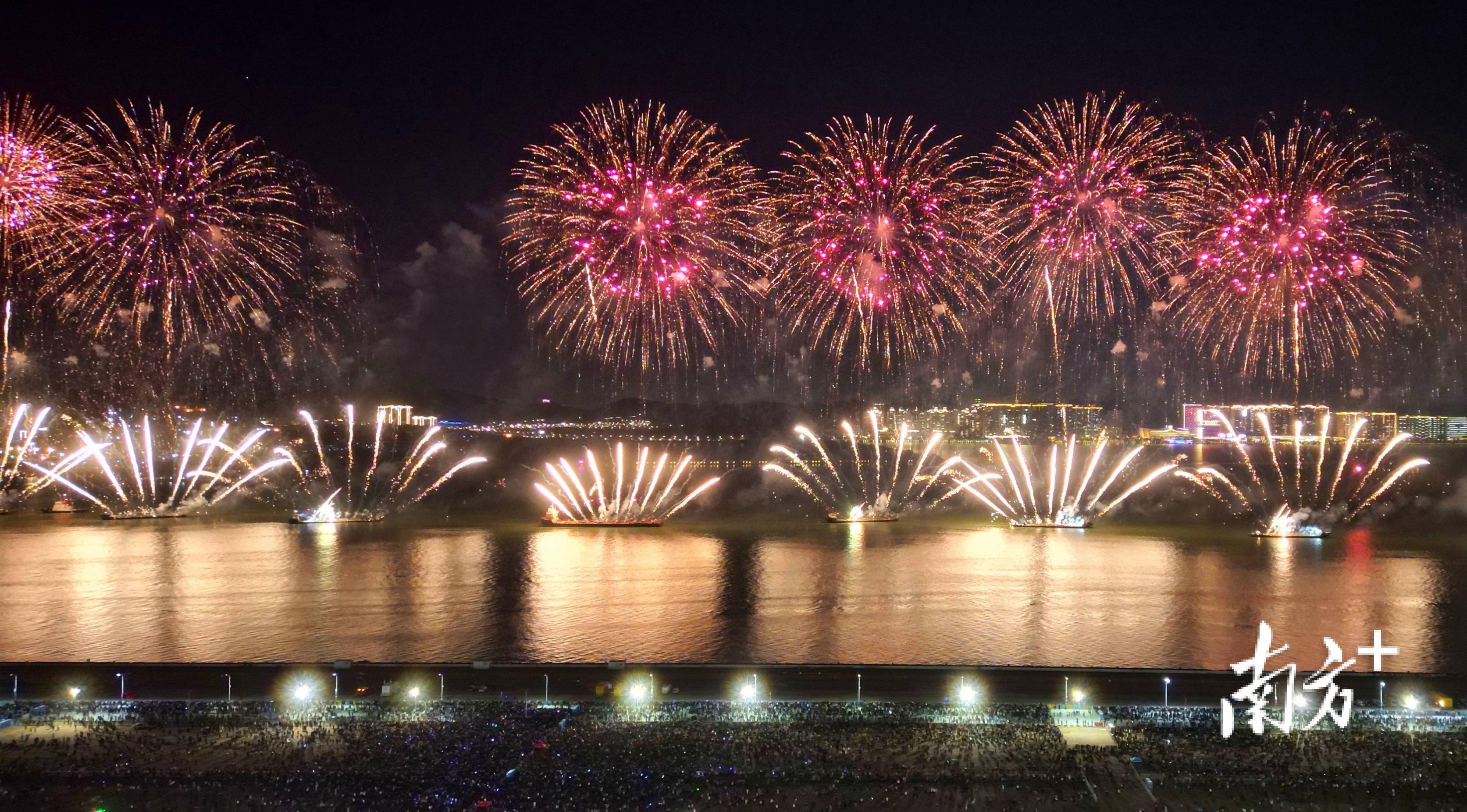 汕头内海湾焰火秀惊艳绽放_南方_侨乡_无人机