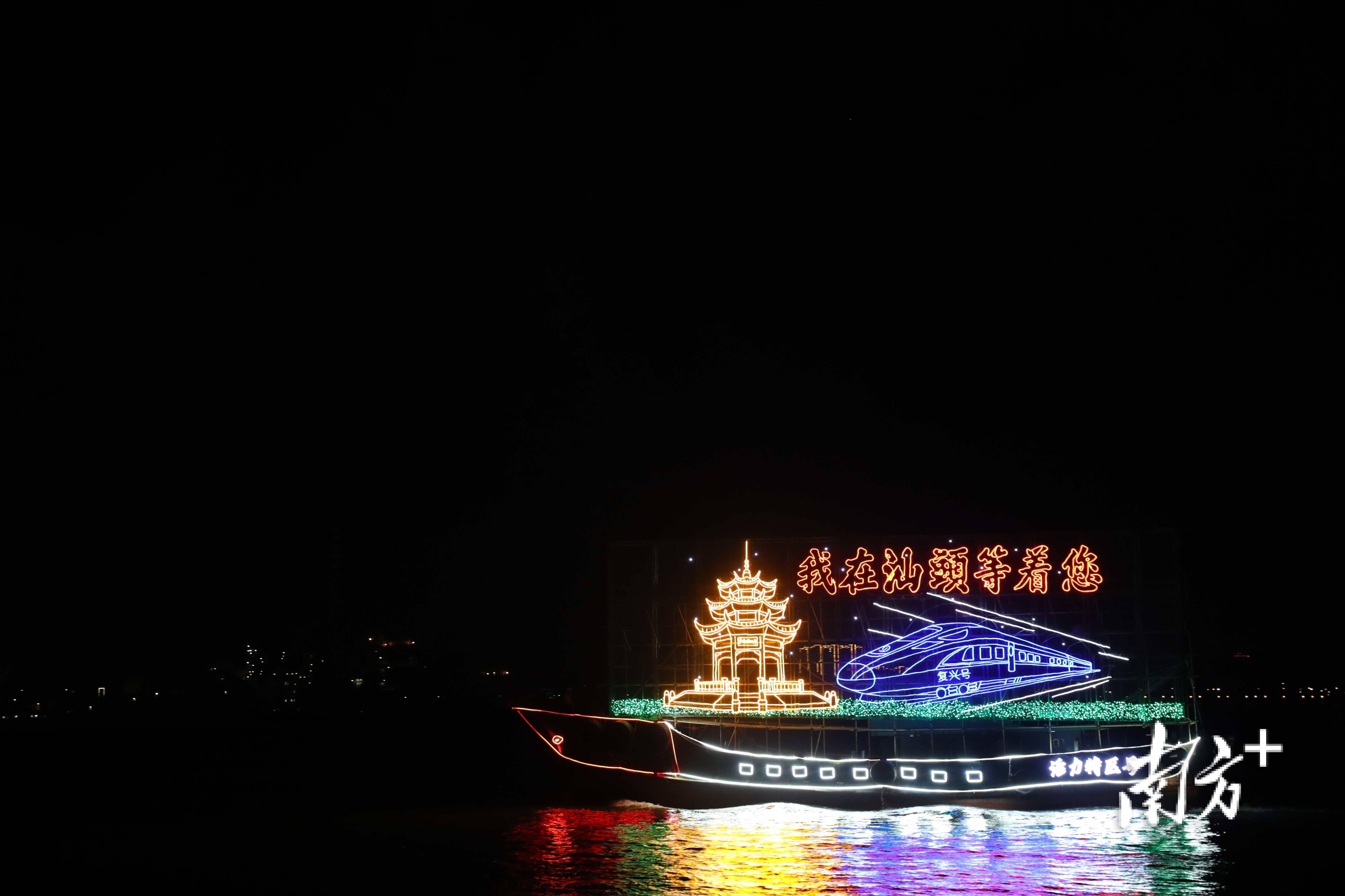 汕头内海湾焰火秀惊艳绽放_南方_侨乡_无人机