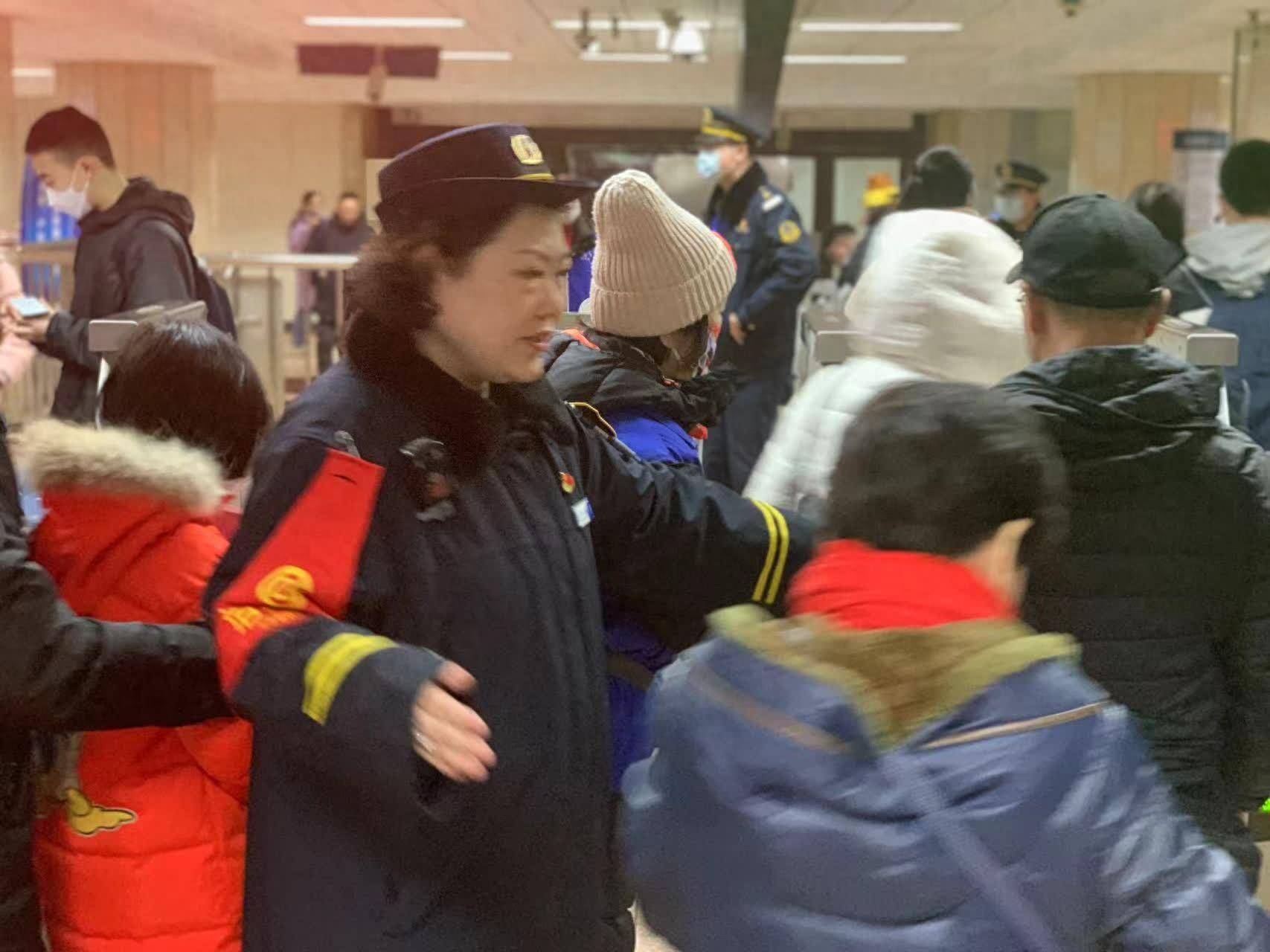 雍和宫站值班站长杨红燕:退休前最后一个春节岗_乘客