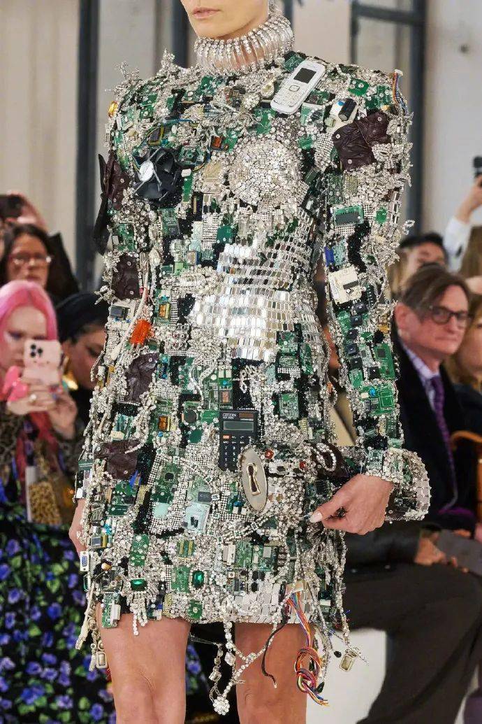 前阵子的巴黎2024春夏高定时装周,一条"电路板"礼服刷屏了各大时尚