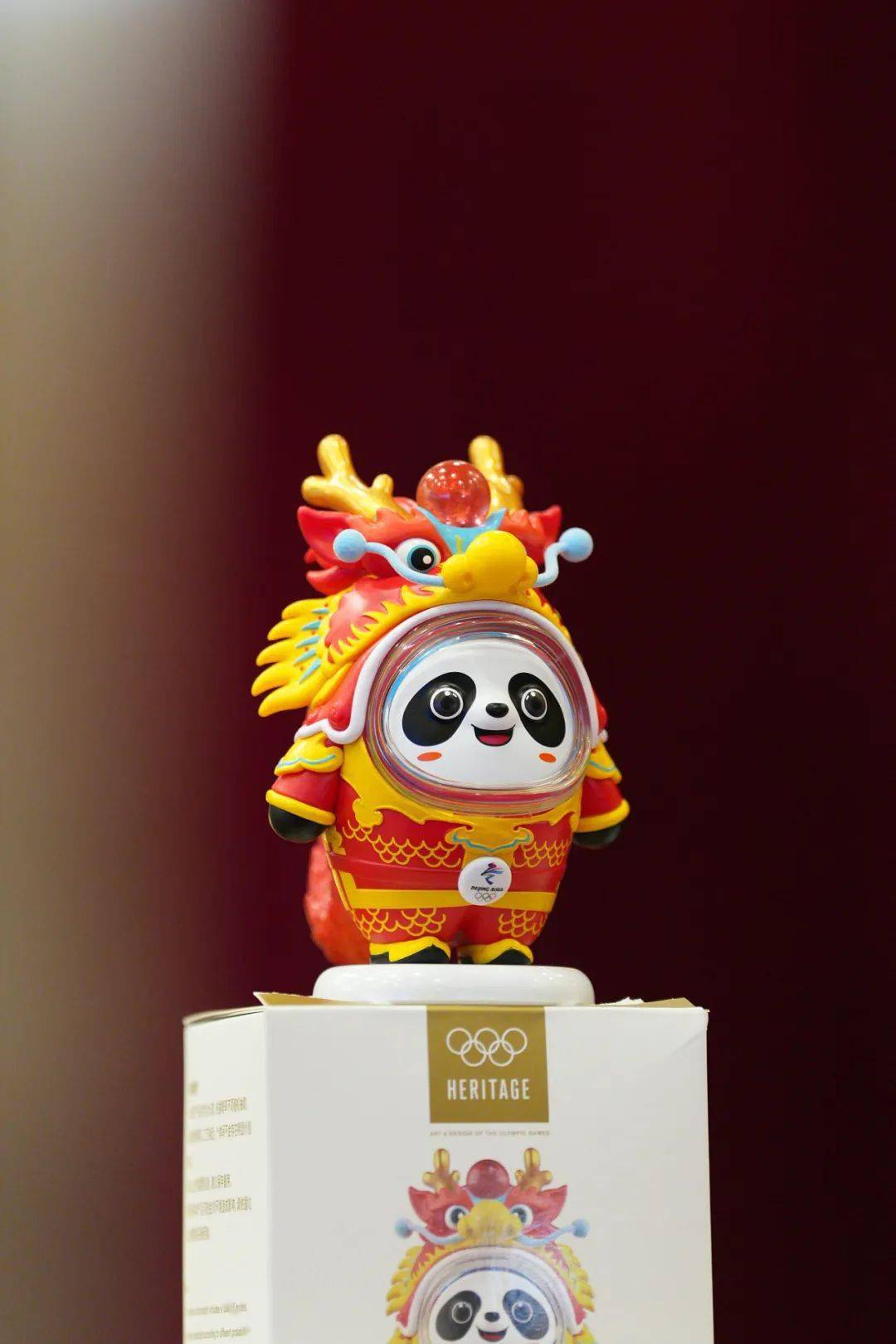 北京冬奥会吉祥物"冰墩墩"的龙年新春特别版"龙墩墩".