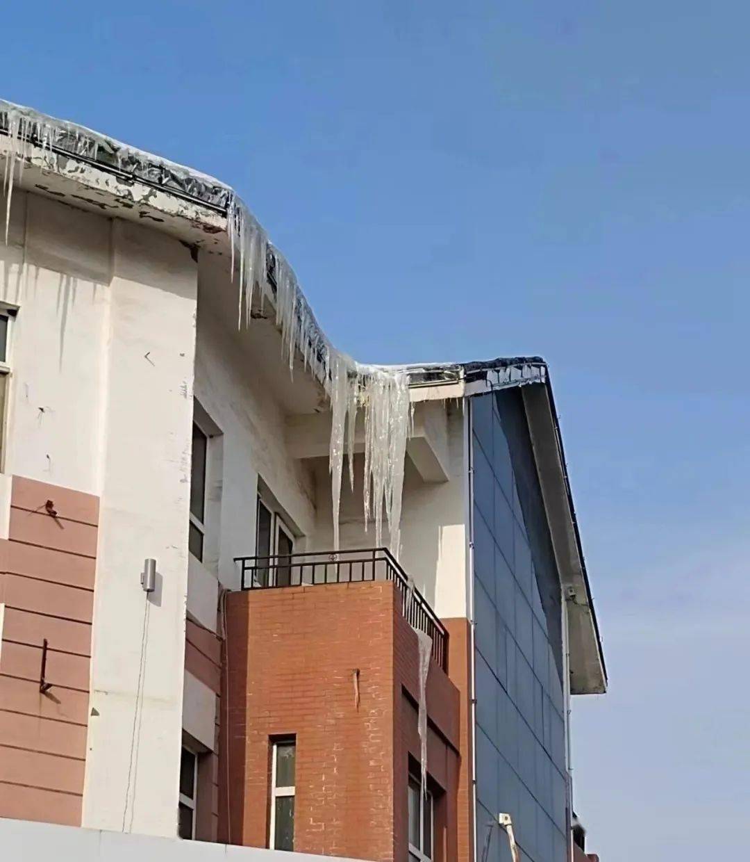 小心从天而降的"冰溜子"!_防范_屋顶_单位