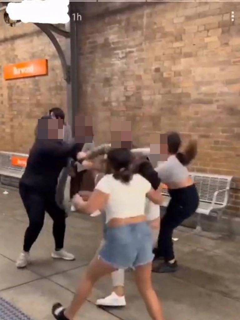 3女1男遭围殴,有人险些被拖入站台,4名少女当场被捕,现场一片混乱!
