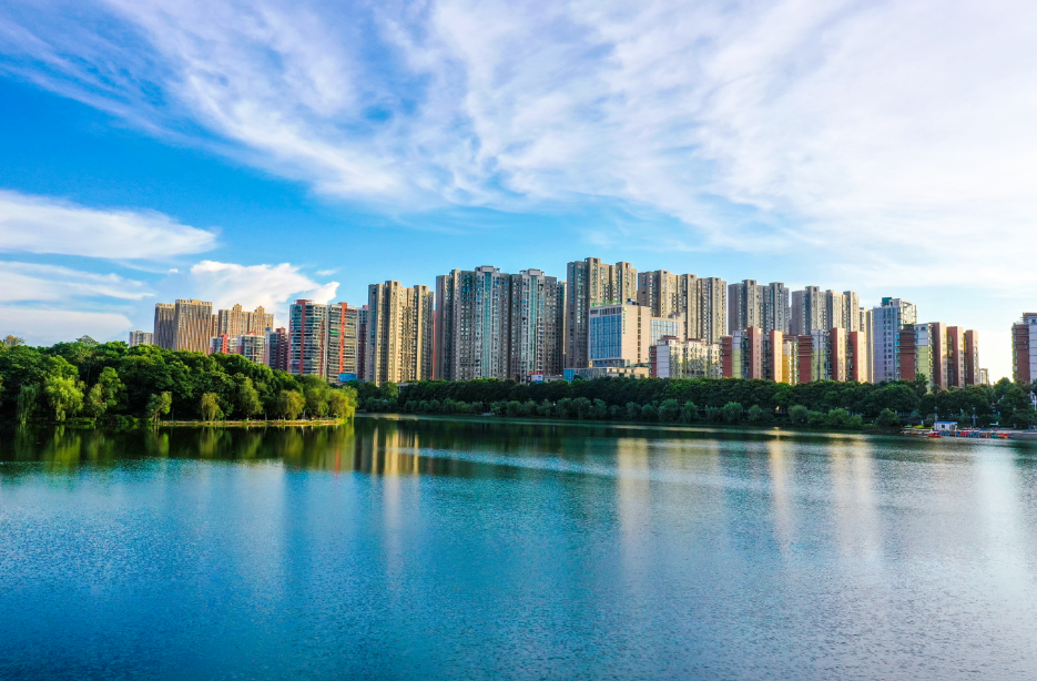 斑马湖公园位于高塘岭街道,如明珠点缀在城市中央,白天的斑马湖公园