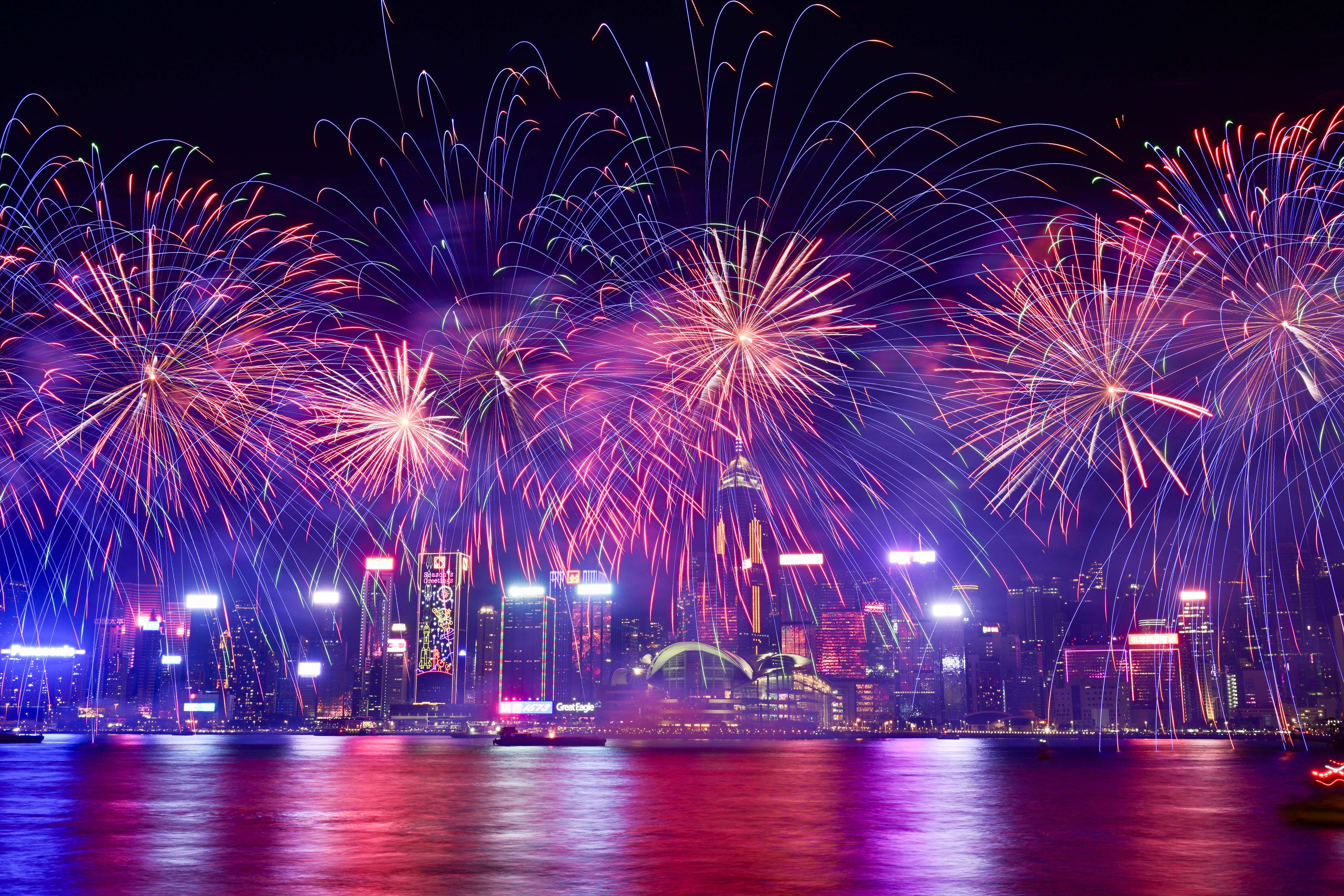 2月11日,香港举行农历新年烟花汇演,维多利亚港上空烟花绽放.