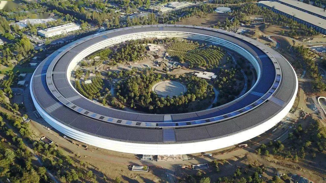 这座建筑的主体全部由可再生能源建成,环形顶部上铺设了太阳能光伏板