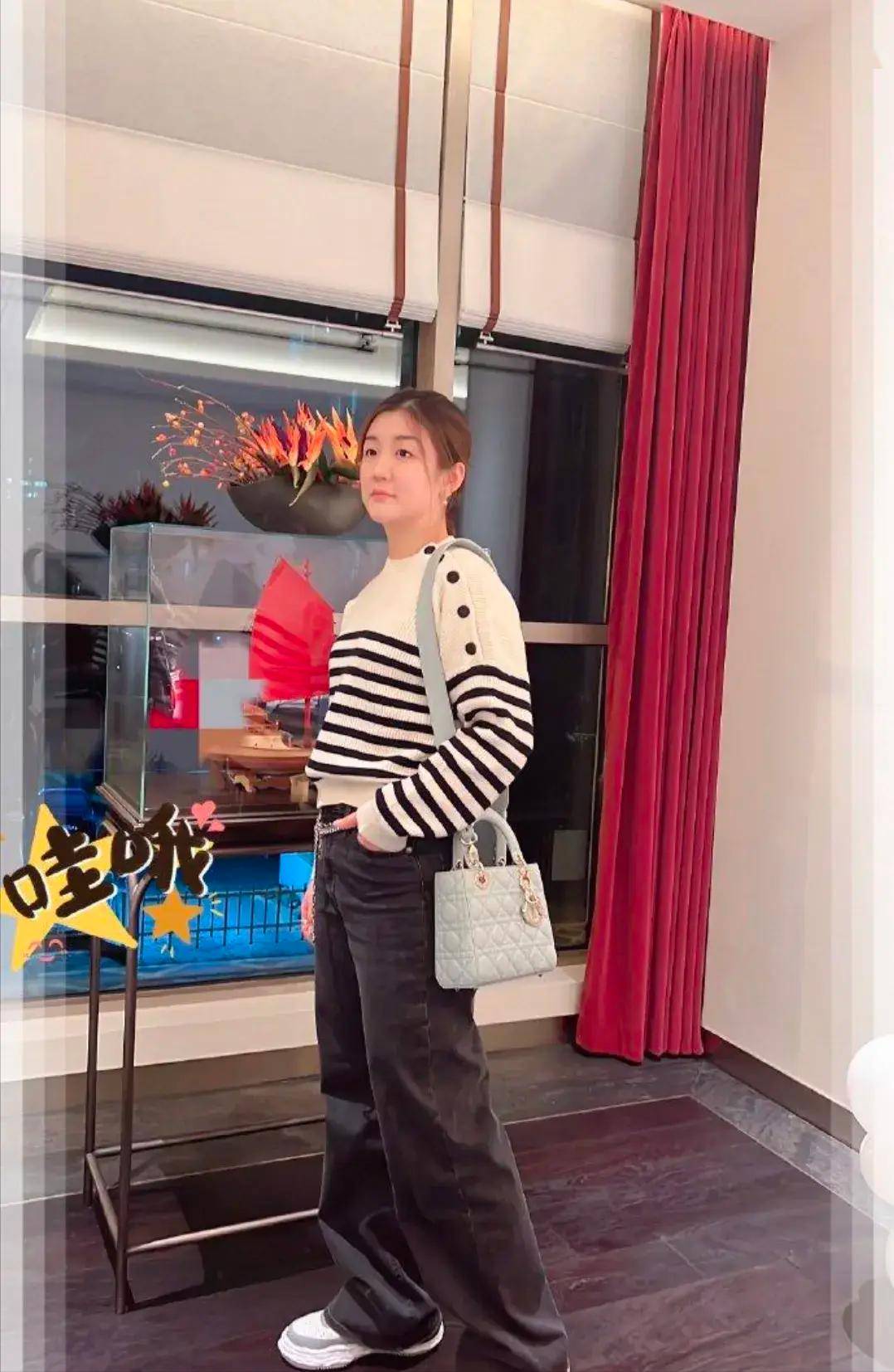 被陈梦的穿搭惊艳了,满街都是"卫衣 阔腿裤"装扮,洋气又时髦_时尚