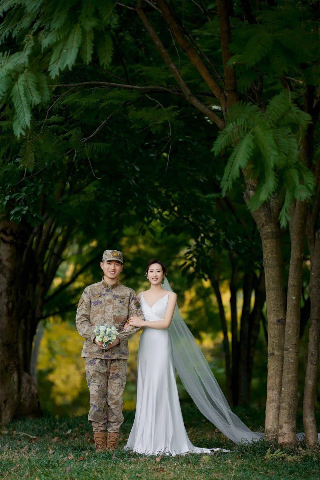 武警礼服婚纱照图片