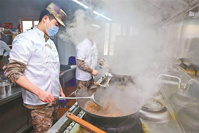 部队炊事员在炒菜.