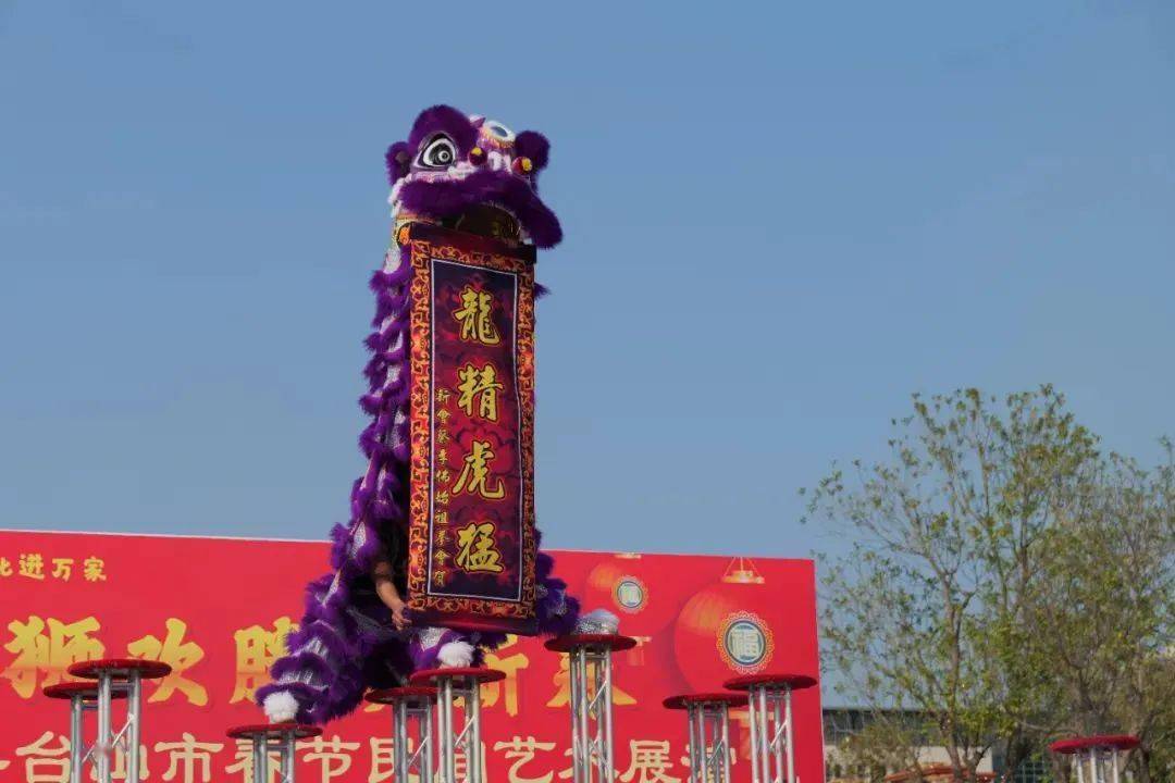 欢腾贺新春"2024年台山市春节民间艺术展演在台城新宁广场热闹上演