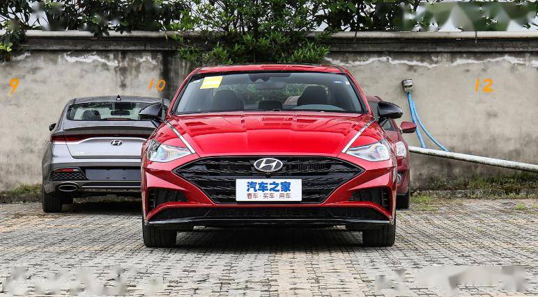 现代使用与菲斯塔相同的设计元素来雕刻索纳塔的前脸,更具挑战性的