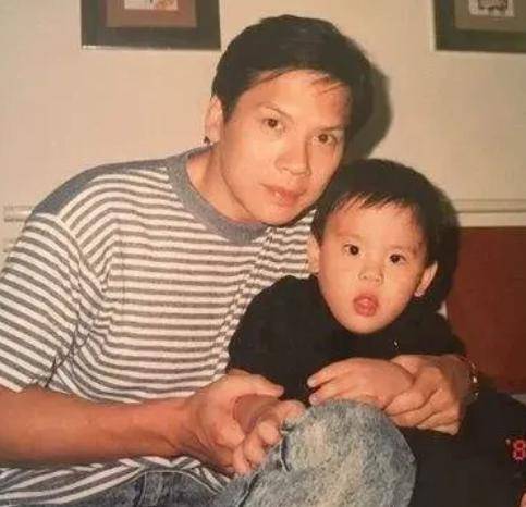 养了几个男娃的向华强,即使有了孙子,每次被拍都是紧紧地抱着孙女小