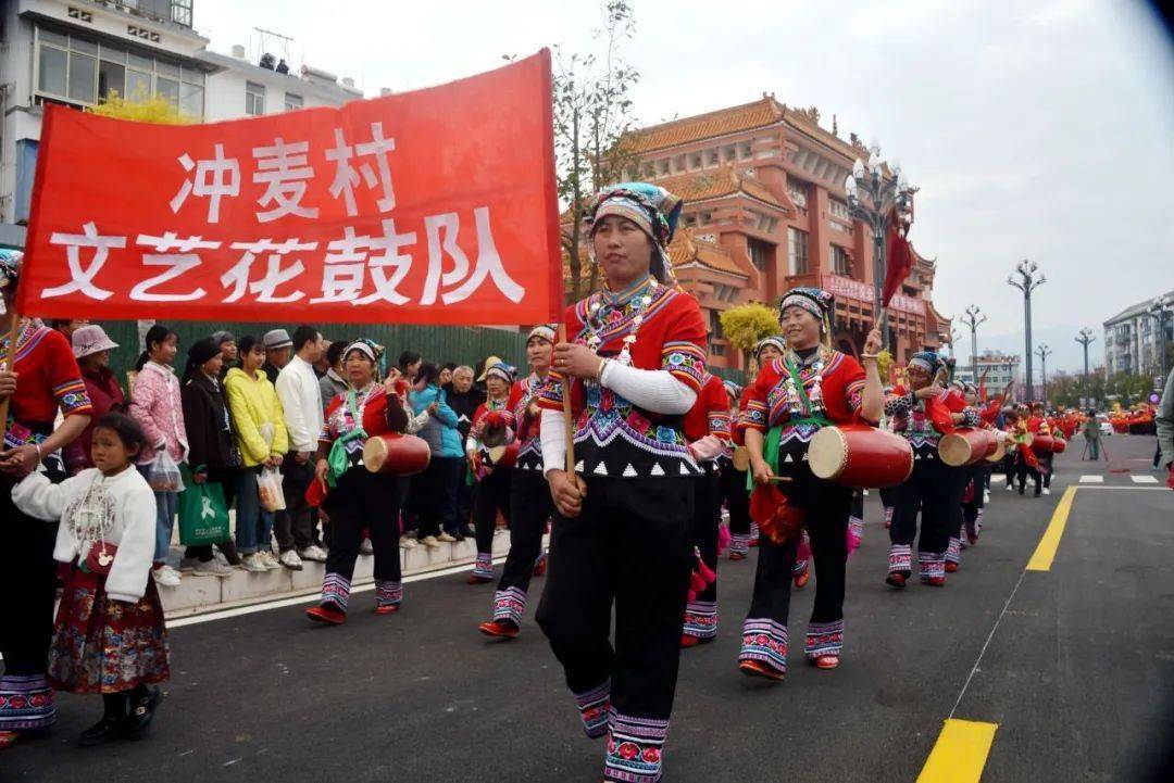 贺岁巡游接地气据初步测算,2月10日—14日,华宁县共接待游客6.