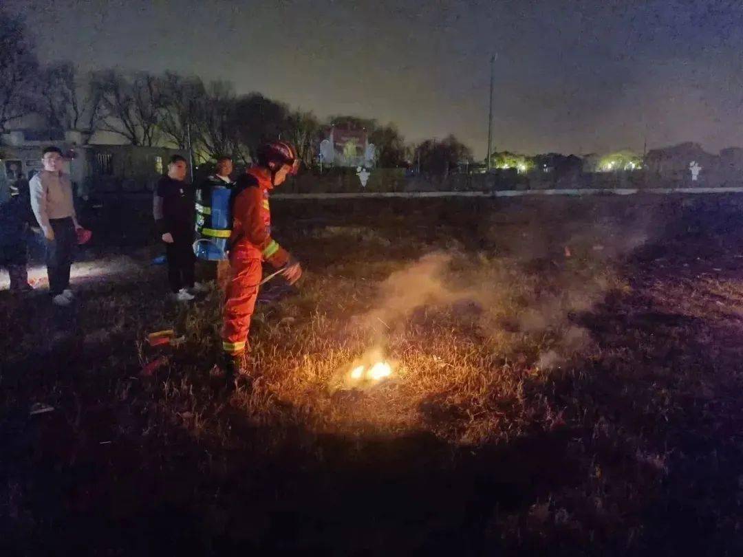 相信,您一定看到过他们的背影._进行_宣传_巡查