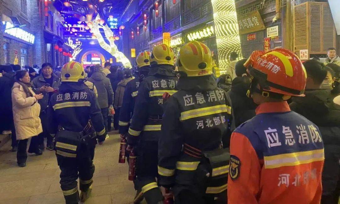 2月10日晚,大名县天雄路消防救援站在辖区宣和时代广场开展执勤工作.