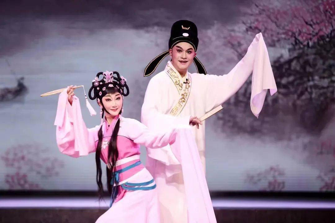 流传甚广的传统桂剧《拾玉镯》,民国时轰动一时的新编戏《人面桃花》