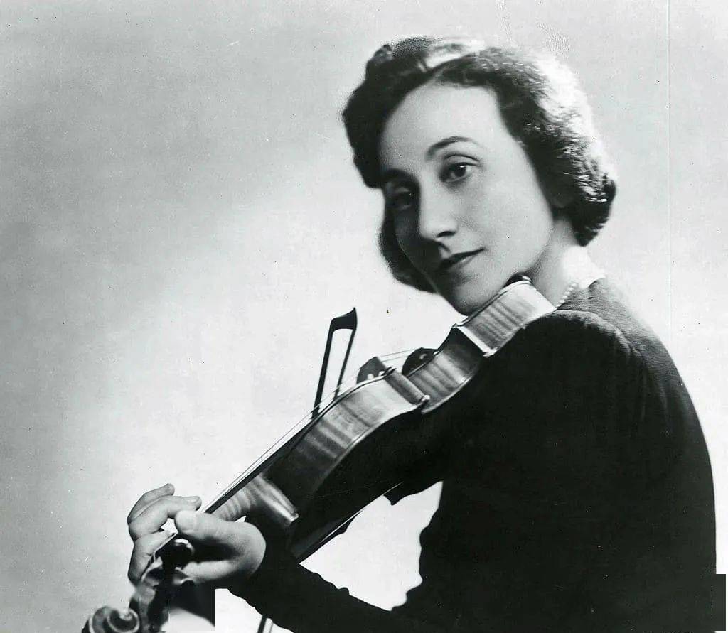 她说:"小提琴家就是小提琴家,我将被视为小提琴家,而不是女性音乐家".