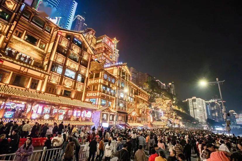 春节假期前三日洪崖洞人气爆棚!_游客_旅游_活动