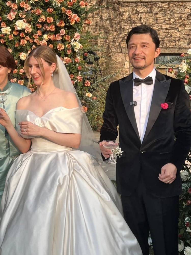 谢晖为妻子补办婚礼:此刻起将我的生命与我手中的她紧紧连在一起_生日