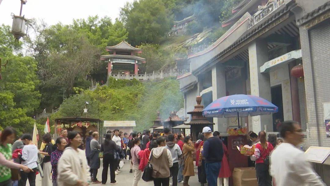 《我们的节日·春节》正月初五迎财神 龙母庙迎来八方客