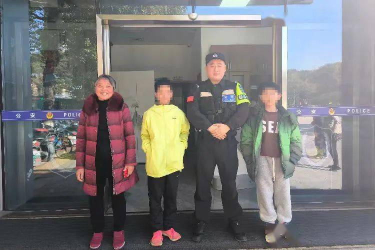 2月10日14时许,两个小朋友来到抱石公园警务站求助值班民警称:自己在