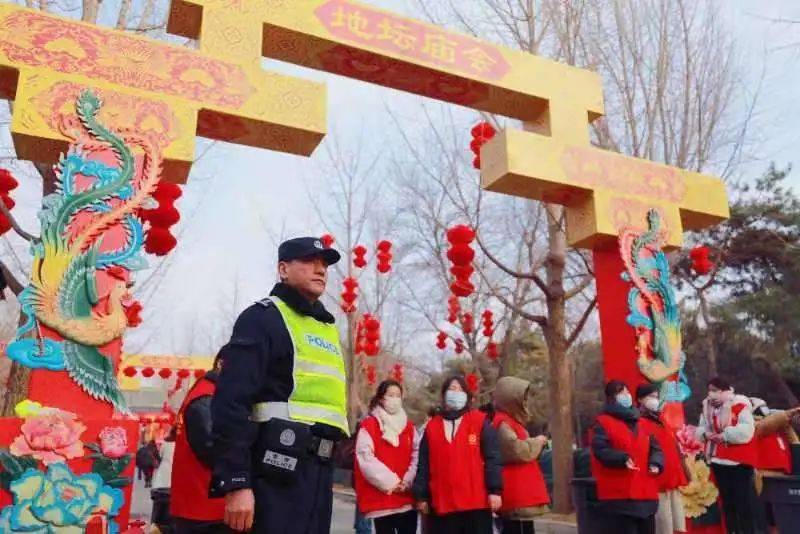 指向遠處,更指向群眾的順利抵達民警一次次抬起手面對遊客的一次次