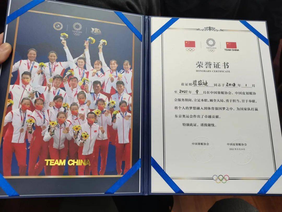 程骏迪所获荣誉证书程骏迪捧夺冠照程骏迪与本文作者袁念琪(右)文