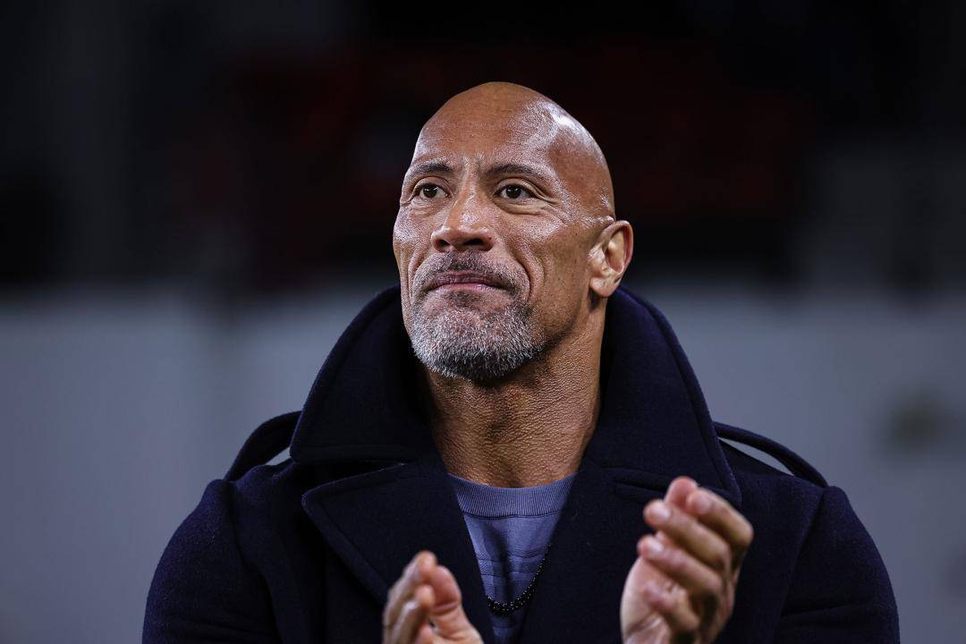 wwe大概率会安排罗曼·雷恩斯与巨石强森组队参赛,并且成功击败科迪