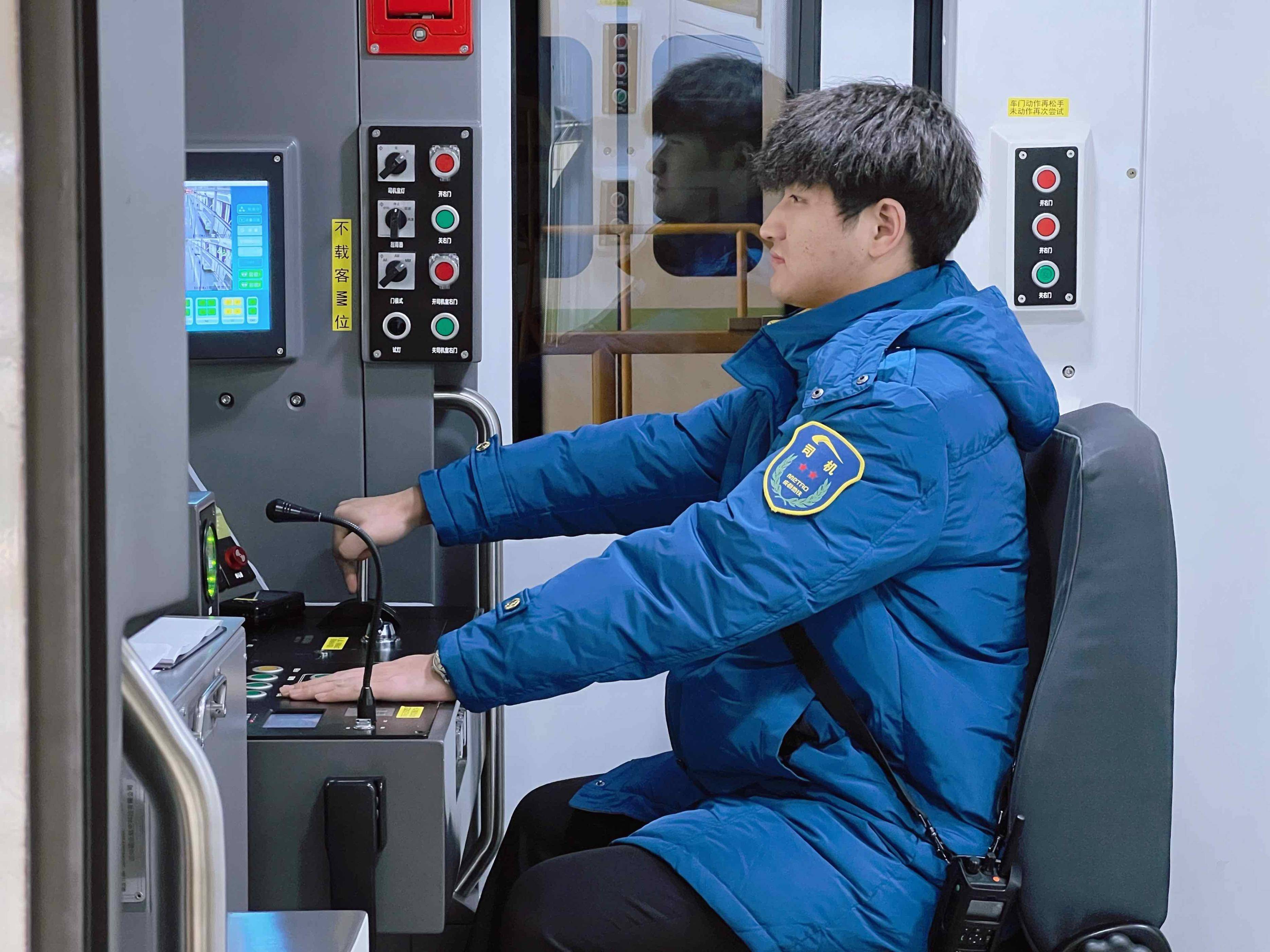 "作为一名新上岗的电客车司机,我知道只有每一站的精准出发,才能保障