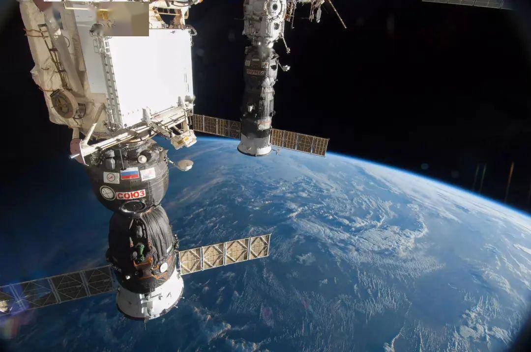 一艘飞船从太空返航,剧烈燃烧后掉入大海,重返地球为何剧烈燃烧