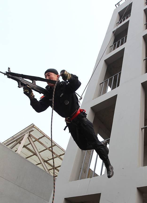 69696969危机关头冲锋在前,关键时刻敢于亮剑,宋清罡以钢铁