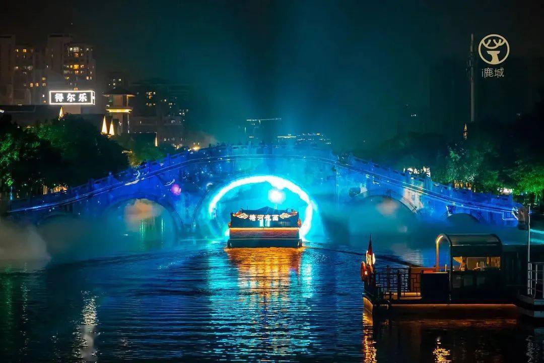 塘河夜画是夜游南塘的一大亮点,每天时间一到,便有一艘精致画舫缓缓驶