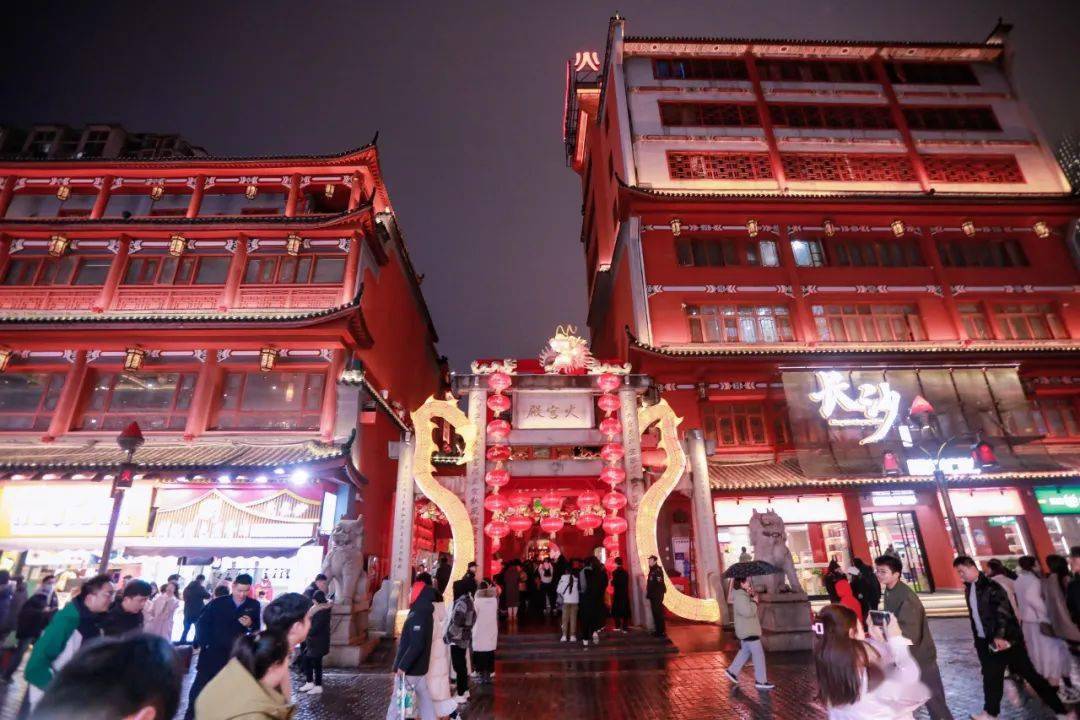 湖南省博物院官方预约平台,从初四至初八的门票已约满;扬帆夜市,还不