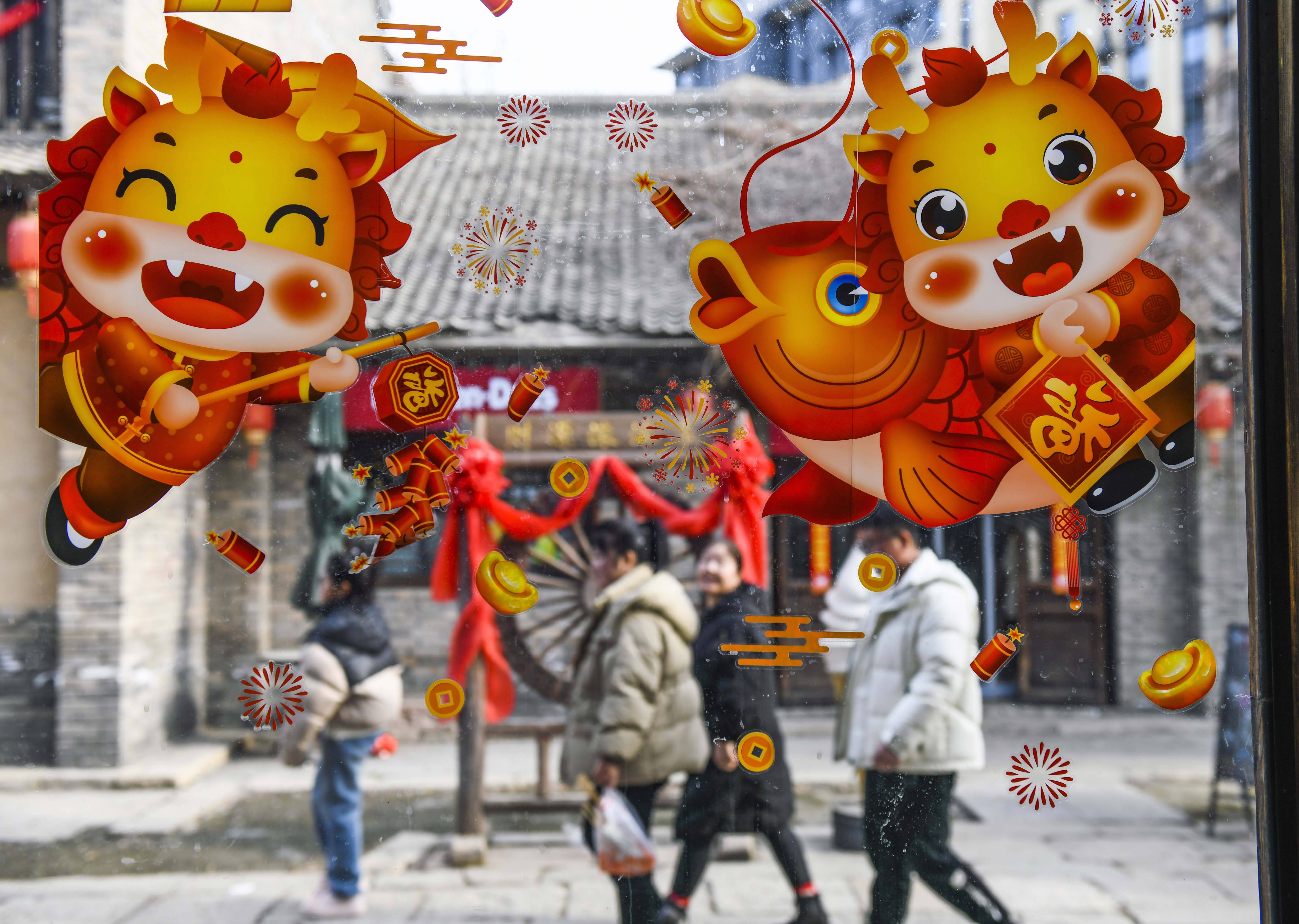 2月14日,游客在河北省遵化市尚禾源小镇古街游览.