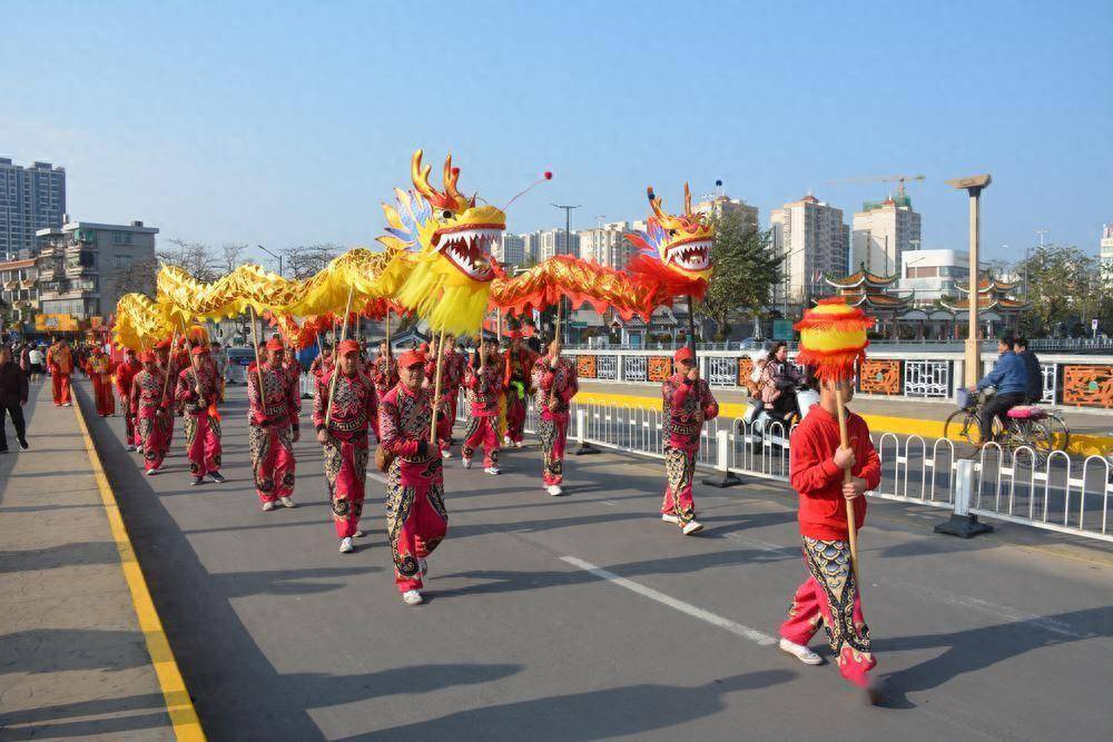 during the chinese new year, the dragon dance is performed