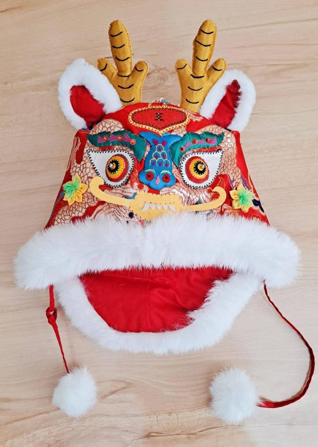 尚月侠《龙凤囍》▲尚月侠《祥龙献瑞》▲尚月侠《年画宝宝》作者简介