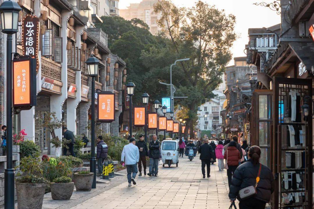 积谷山就在市区中山公园的后方,虽然海拔不高,却牵系着历代文人墨客和