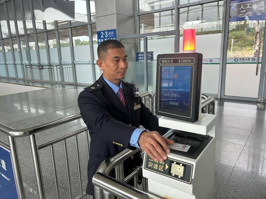 春运进行时 | 陈志强:用脚步丈量服务的深度_旅客_强哥_列车