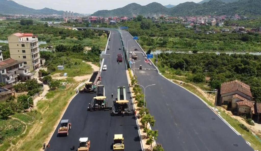 项目起于华亭镇坪坂村,与在建的木兰大道一期工程衔接,途经西许村,万