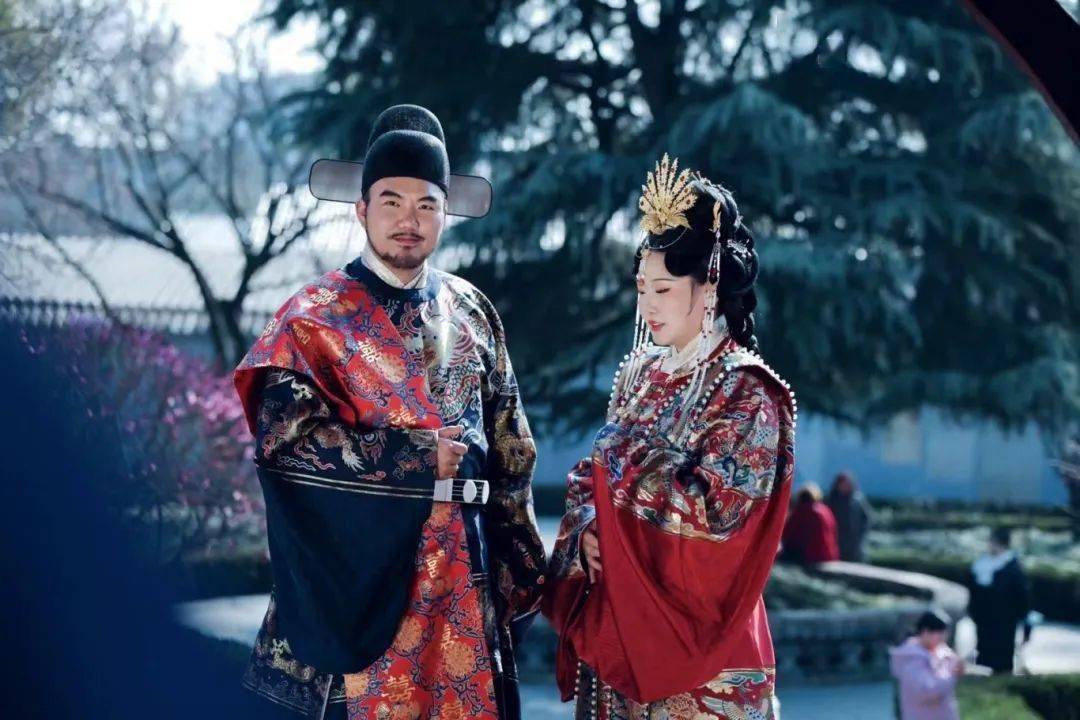人,穿上汉服出游,绝色汉服,衣带飘飘,在仙境中再拍上一组美美的照片