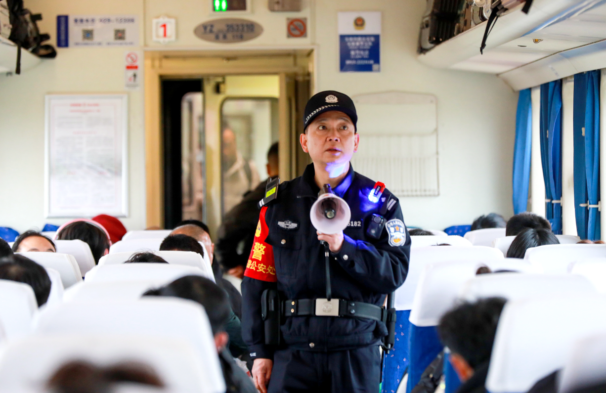 乘警李东:暖心护航 让每一名旅客都能平安到达目的地