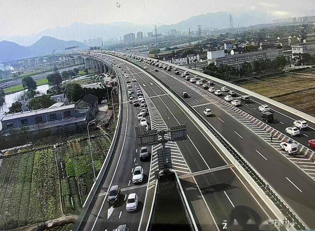 截至今天11时,g1512甬金高速宁波方向洞桥至宁波西段大流量缓行.