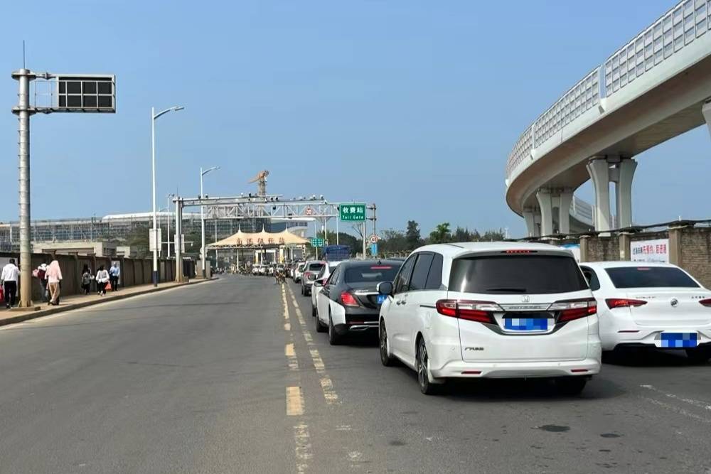 海口南港碼頭待渡車輛排長龍 交警:未購票車輛請勿